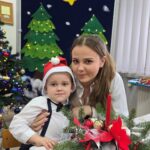 Mamusia-z-synkiem-pokazujaq-swoj-stroik