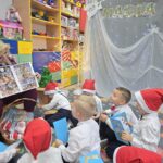 Pani-dyrektor-rozdaje-dzieciom-kolorowanki-swiateczne