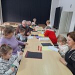 dzieci wycinają bałwany