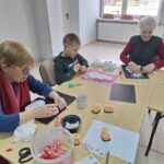 dzieci wycinają bałwany