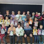 wspólne zdjęcie dzieci i seniorów