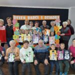 wspólne zdjęcie dzieci i seniorów