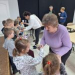 dzieci otrzymują prezenty