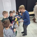 dzieci otrzymują prezenty