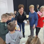 dzieci otrzymują prezenty