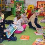 Dzieci oglądają książeczki