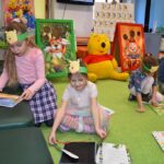 Dzieci oglądają książeczki