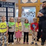 Dzieci prezentują odblaski