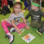 Dzieci układają obrazek z ponumerowanych części