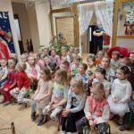 Dzieci z oddziału Biedronek i Motylków podczas spotkania z policjantem