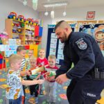 Dzieci z oddziału Krasnoludki dziekują Panu Policjantowi za wizytę i przekazaną wiedzę odnośnie bezpieczeństwa podczas ferii