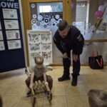 Dziecko prezentuje jak bezpiecznie bawić się na sankach