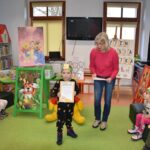 Grześ trzyma dyplom