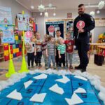 Insceznizacja pt niebezpieczny staw w wykonaniu Pan Policjata i przedszkolaków z oddziału Krasnoludki