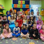 Motylki w strojach karnawałowych