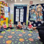 Pan Policjant sprawdza wiedzę przedszkolaków na temat bezpieczeństwa w oddziale Krasnoludki