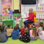 Pani Agnieszka czyta opowiadanie o przygodach Kubusia Puchatka