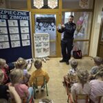 Policjant opowiada o bezpieczeństwie podczas ferii