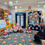 Zajęcia edukacyjne w oddziale Krasnoludki z połączone z wizytą Pana Policjanta