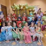 Zdjęcie dzieci w kostiumie, bal karnawałowy w oddziale Biedronek