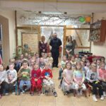 Zdjęcie grupowe z policjantem