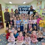 zdjęcie grupowie przedszkolaków z Rzeczycy z Panem Policjantem