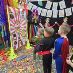 Chłopcy z oddziału Krasnoludki rzucają do celu woreczkami