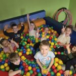 Dzieci-bawia-sie-w-kulkach