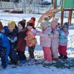 Dzieci bawia się w pociąg