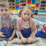 Dzieci lepią z gliny