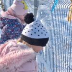 dzieci bawią się śniegiem