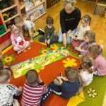 Dzieci odnajdują zwierzątk