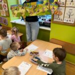 Dzieci oglądają historyjkę