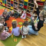 Dzieci słuchają bajki