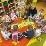 dzieci utrwalają słownictwo