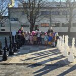 Dzieci-wychodza-na-spacert-dfo-szkoly-podstawowej-zagrac-w-giga-szachy