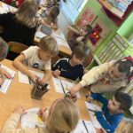 Dzieci wykonują zadania