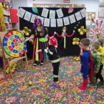 Dzieci z oddziału Krasnoludki rzucaja piłeczkami do tarczy z punktami