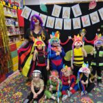 Dzieci z oddziału Krasnoludki z wykonanymi własnoręcznie maskami karnawałowymi