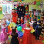 Dzieci z oddziału Żuczki bawią się przy użyciu chusty Klanza