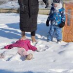 dzieci bawią się śniegiem