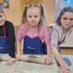 Dziewczynki wałkują glinę