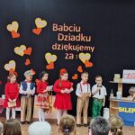 dzieci recytują wiersze