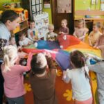 Pani-bawi-sie-z-dziecmi-chusta-Klanza