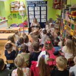 Pani-czyta-teatrzyk-kamishibai