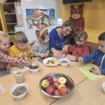 Pani-pomaga-chlopcu-robic-przysmak-ze-slonecznika-dla-ptaszkow