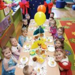 Przedszkolaki z oddziału Żuczki przy stole z przekaskami