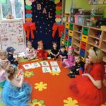 Przedszkolaki z oddziału Żuczki rozmawiają o balu przebierańców