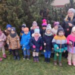 Zdjecie-grupowe-dzieci-z-przekaskami-dla-ptaszkow