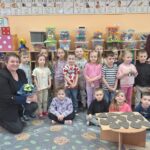 Zdjęcie grupowe z prowadzącą warsztaty